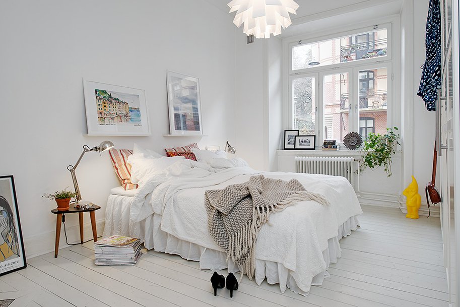 Quarto sereno com cama king e luz natural
