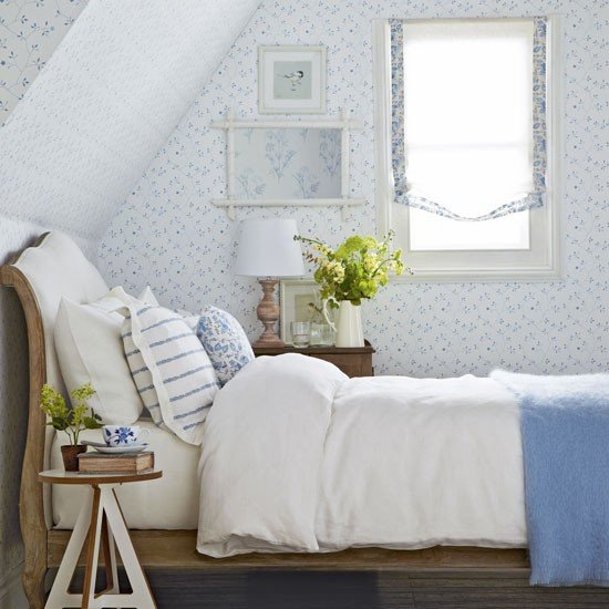 Quarto azul e branco com papel floral delicado