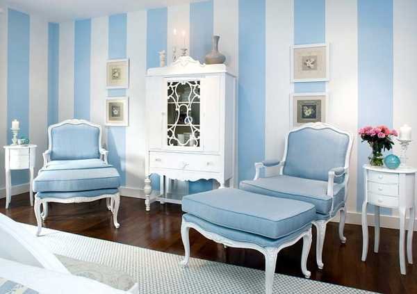 Quarto com listras e floral em azul