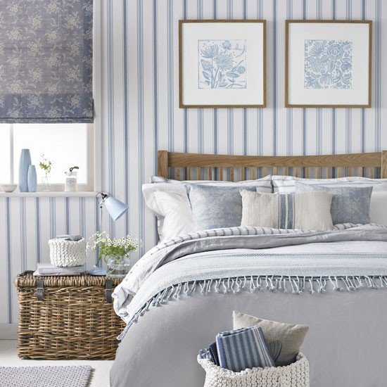 Quarto em azul pálido com móveis de vime