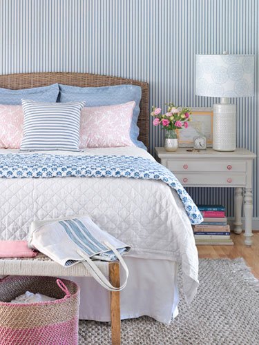Quarto rosa, azul e branco