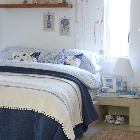 Quarto azul-marinho e branco