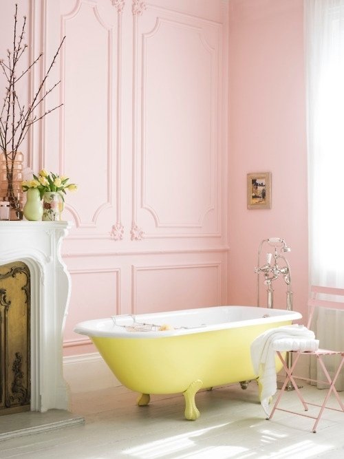 Banheiro com parede rosa