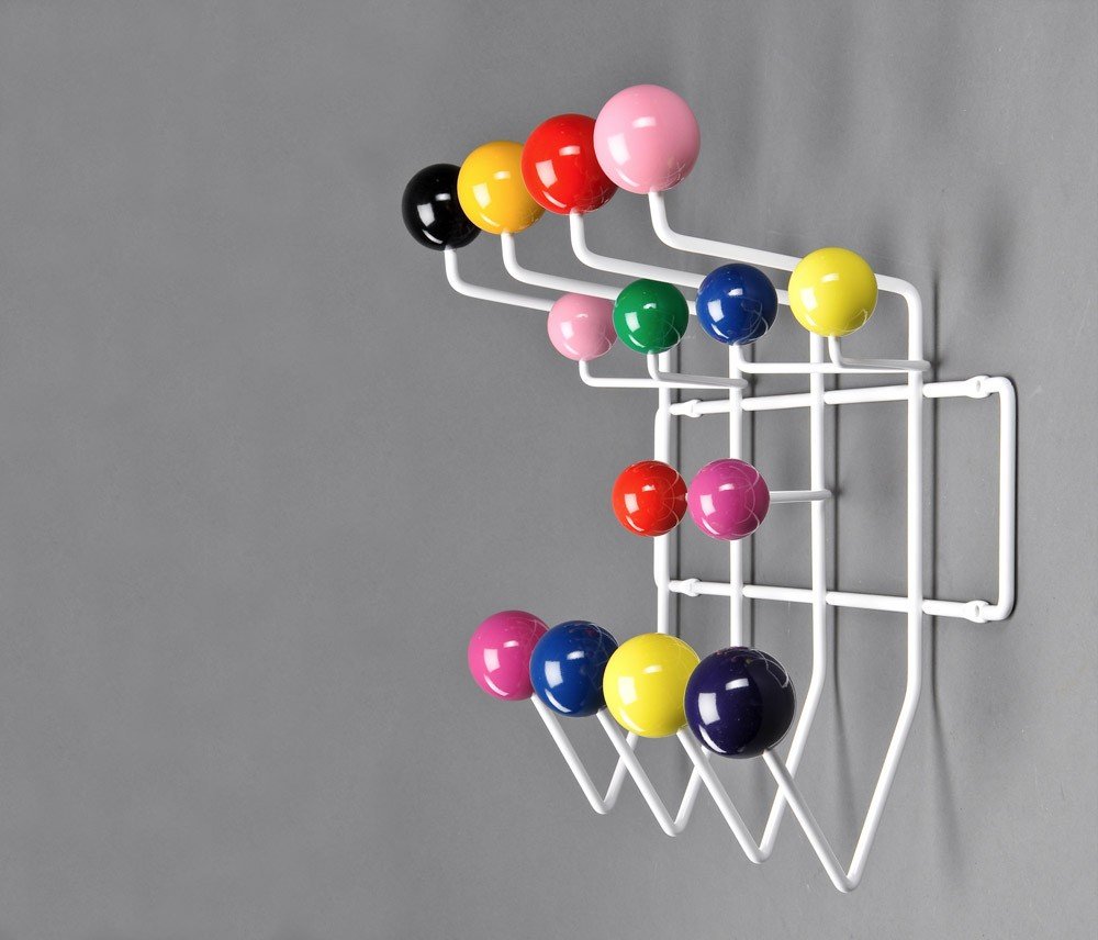 Cabideiro Hang It All com bolas coloridas sobre arame
