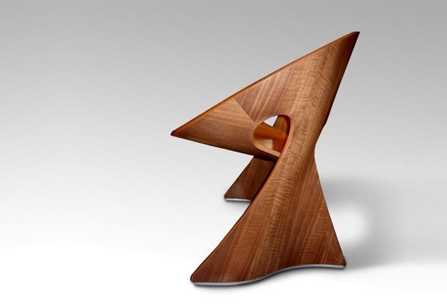 Cadeira Mobius vista de perfil, com a silhueta angular que lembra uma vela