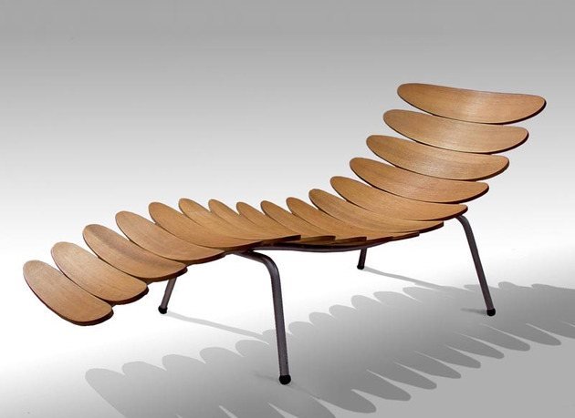 Chaise Palms, do Studio Schrofer, feita de lâminas de madeira sobrepostas sobre pés finos de metal