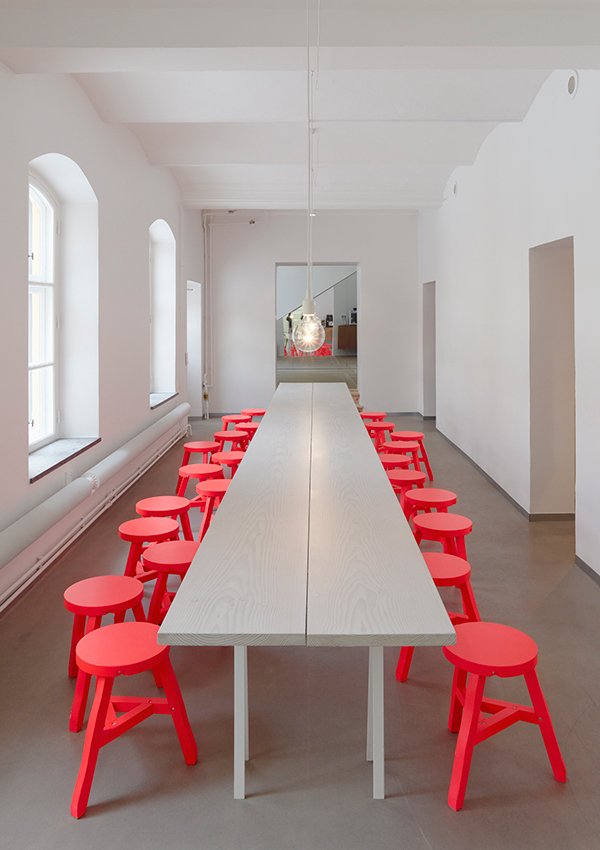 Cadeiras vermelhas junto à mesa