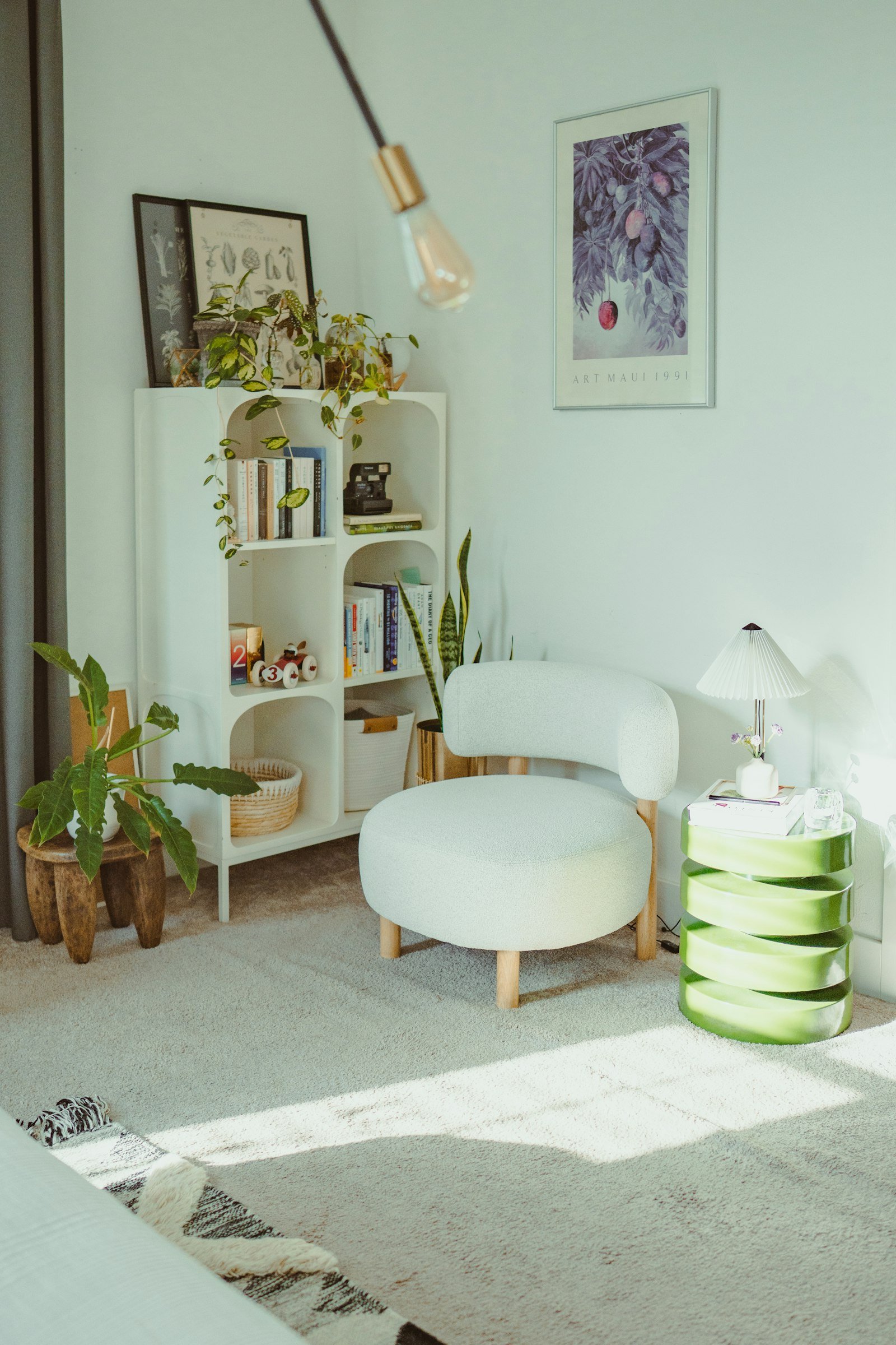 Canto de leitura com plantas e poltrona