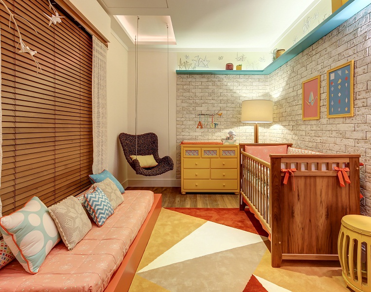 Quarto de bebê com tema de tsurus e madeira