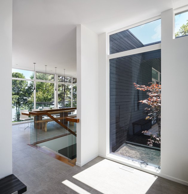 Interior da casa em madeira cinza e branco