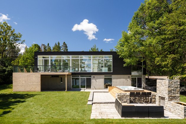 Casa moderna às margens do rio Ottawa