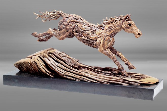 Cavalo de madeira de perfil
