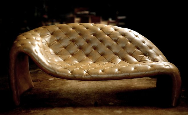 Loveseat sobre piso de cimento