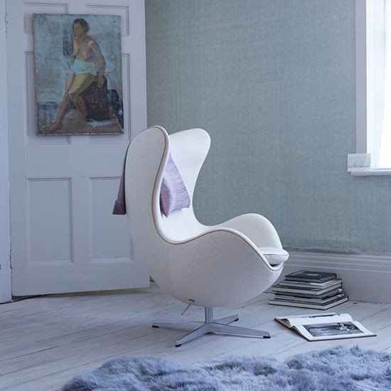 Sala cinza com poltrona Egg