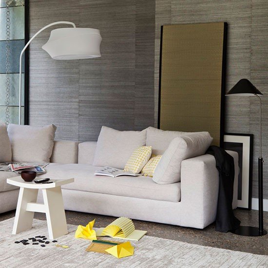 Sala cinza com texturas e sofá baixo
