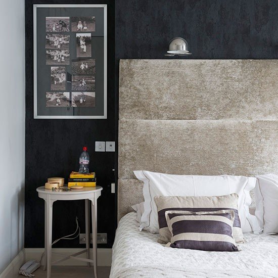 Quarto com cabeceira e parede texturizadas