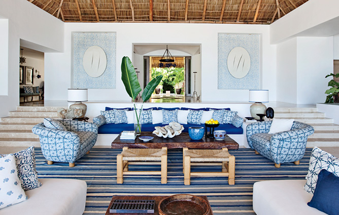 Sala com tapete combinando com a decoração