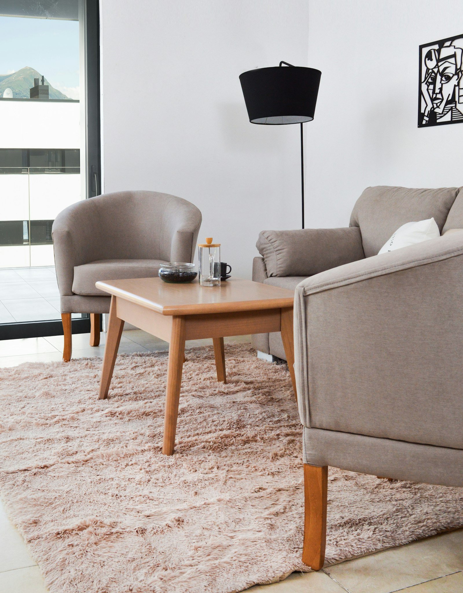 Poltronas bege em volta de uma mesa de centro