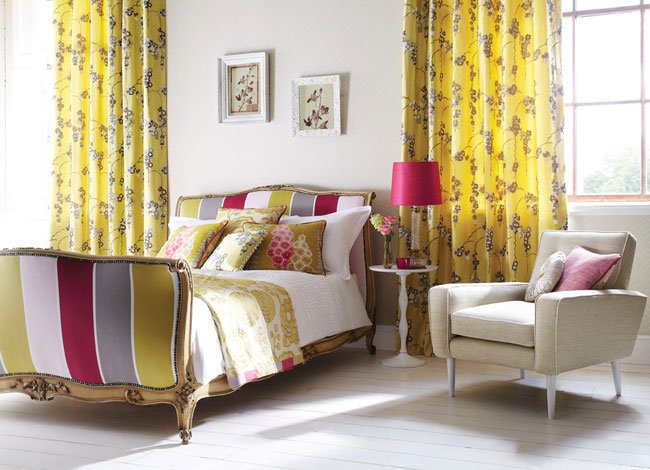 Quarto com cores intensas