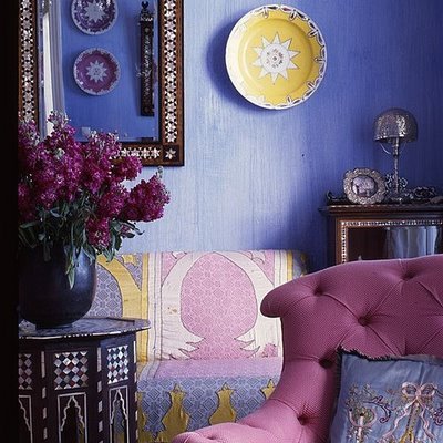 Sala com cores intensas