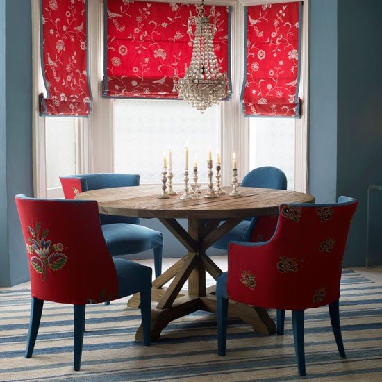 Cortina vermelha combinada à decoração