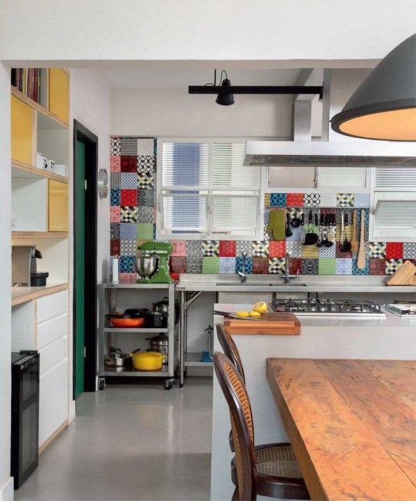 Cozinha com azulejos de desenhos variados em patchwork