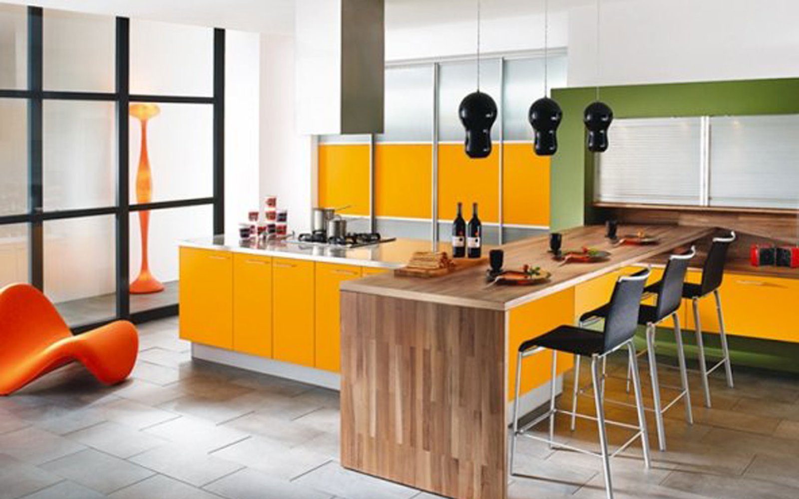 Cozinha colorida em amarelo e laranja