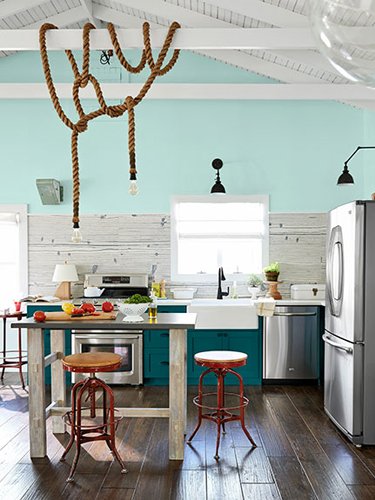 Cozinha com telhas aparentes e lustre de corda