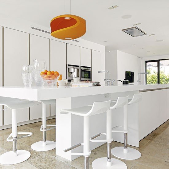 Cozinha neutra moderna com vigas rústicas e bancada preta