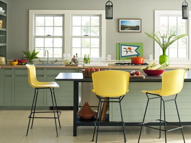 Cozinha com banquetas amarelas