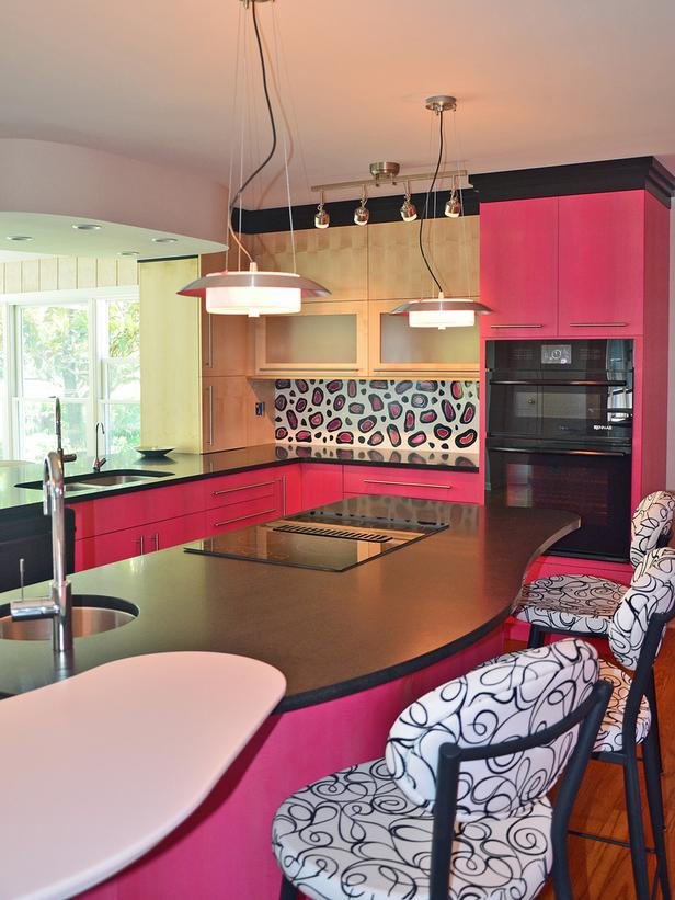 Cozinha em ilha pink com animal print