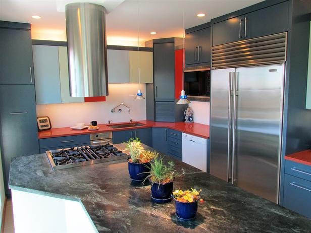 Cozinha em vermelho e azul