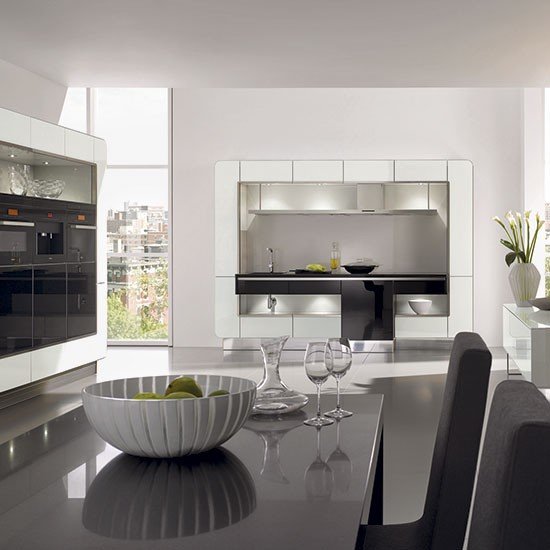 Cozinha moderna minimalista com muita luz