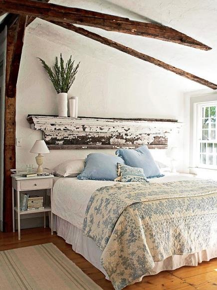 Quarto neutro com cabeceira antiga