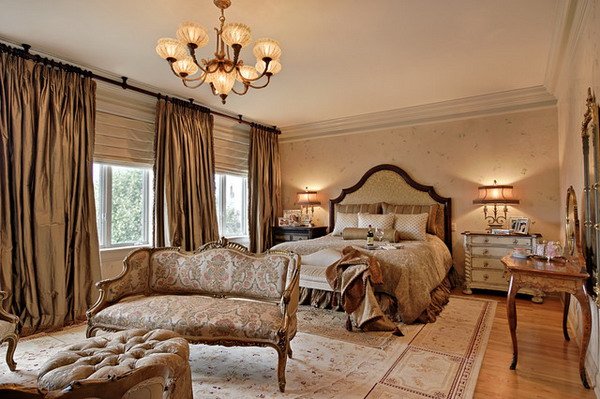 Outro quarto provençal com móveis clássicos