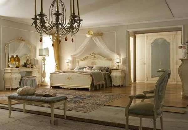 Quarto em estilo provençal com móveis clássicos
