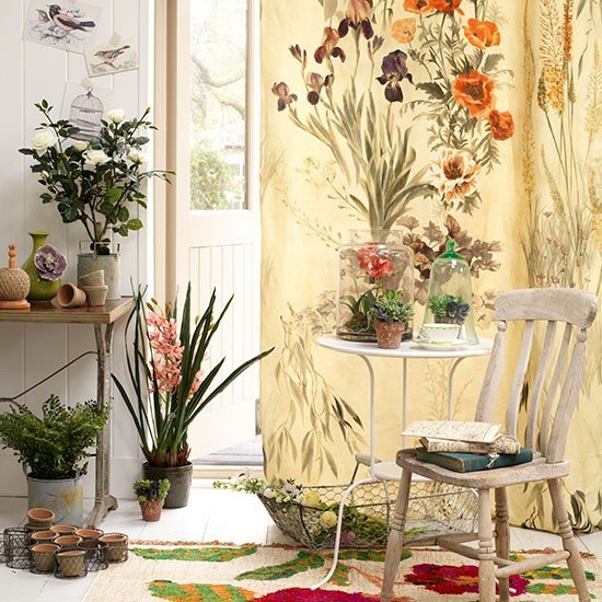 Sala com painel de tecido floral