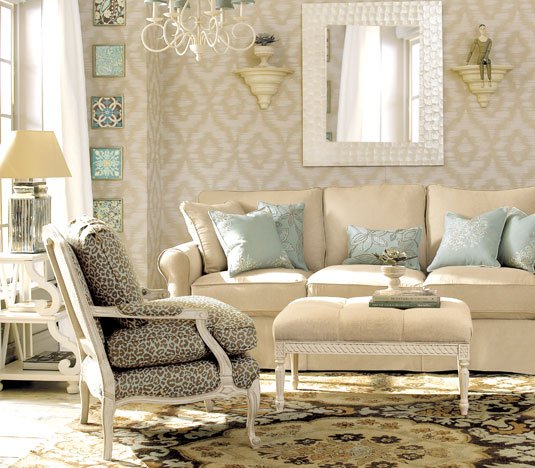 Sala com papel de parede creme e poltrona em animal print