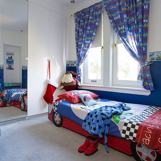 Quarto com cama em forma de carro de corrida