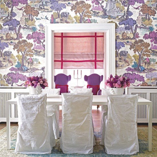 Sala de jantar com móveis brancos e papel de parede floral
