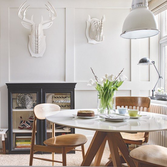 Sala de jantar com camadas de branco