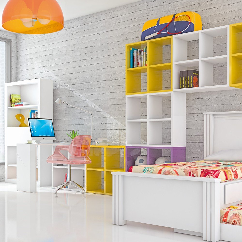 Parede decorada com nichos e cubos coloridos