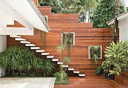 Jardim embaixo da escada externa