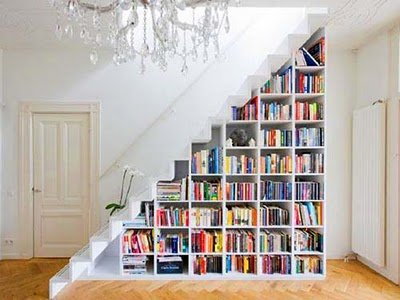 Estante de livros embaixo da escada