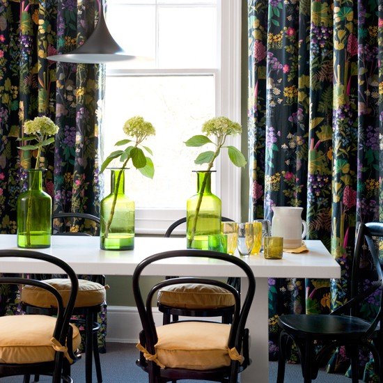 Cortina de fundo preto com estampa floral