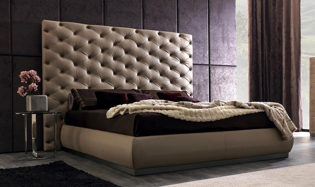 Cama da coleção Zoe com cabeceira alta estofada em capitonê