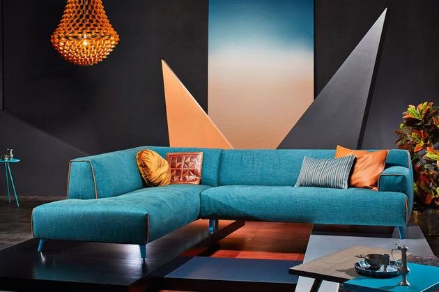 Sofá de linhas retas em tecido azul, em sala de estilo contemporâneo
