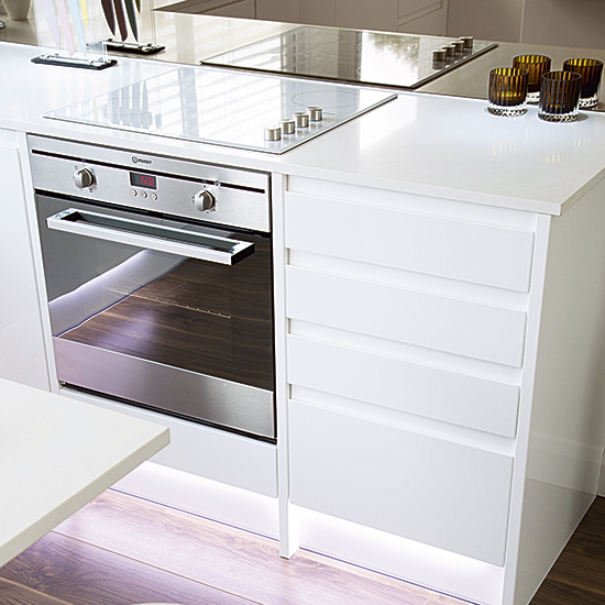 Cozinha com iluminação de LED sob os armários