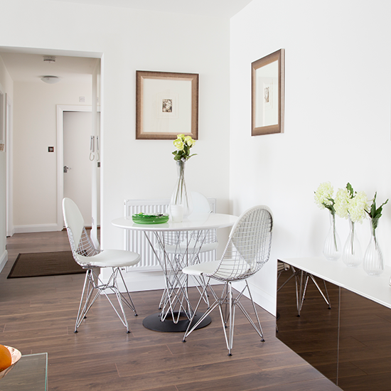 Sala de jantar aberta com cadeiras Eames