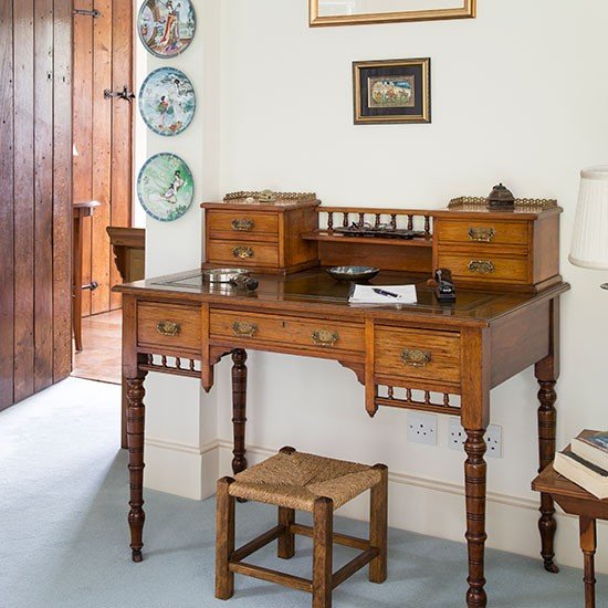 Escritório em casa com móveis antigos